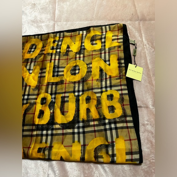 Nwt Burberry “PRINT” Pashmina 100%silk - Picture 4 of 12